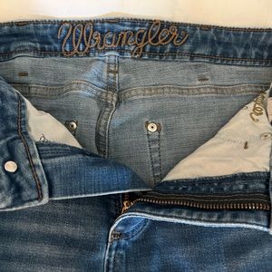 Retro style high-rise wrangler jeans. 28 x 34.